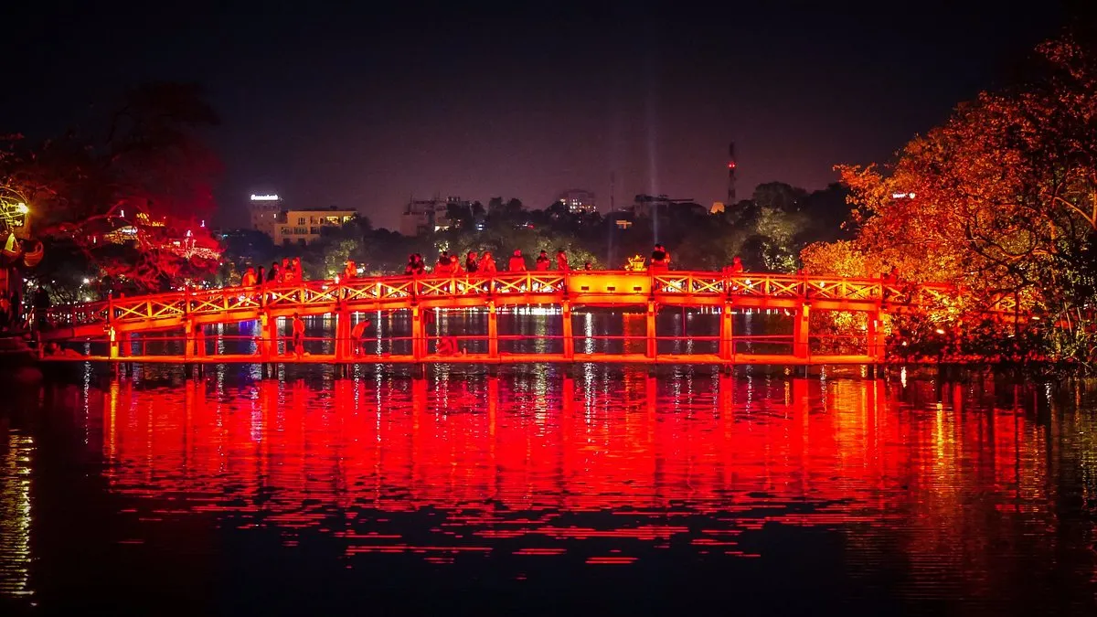 Phố đi bộ hồ Gươm buổi tối mùa thu với cầu Thê Húc rực đèn