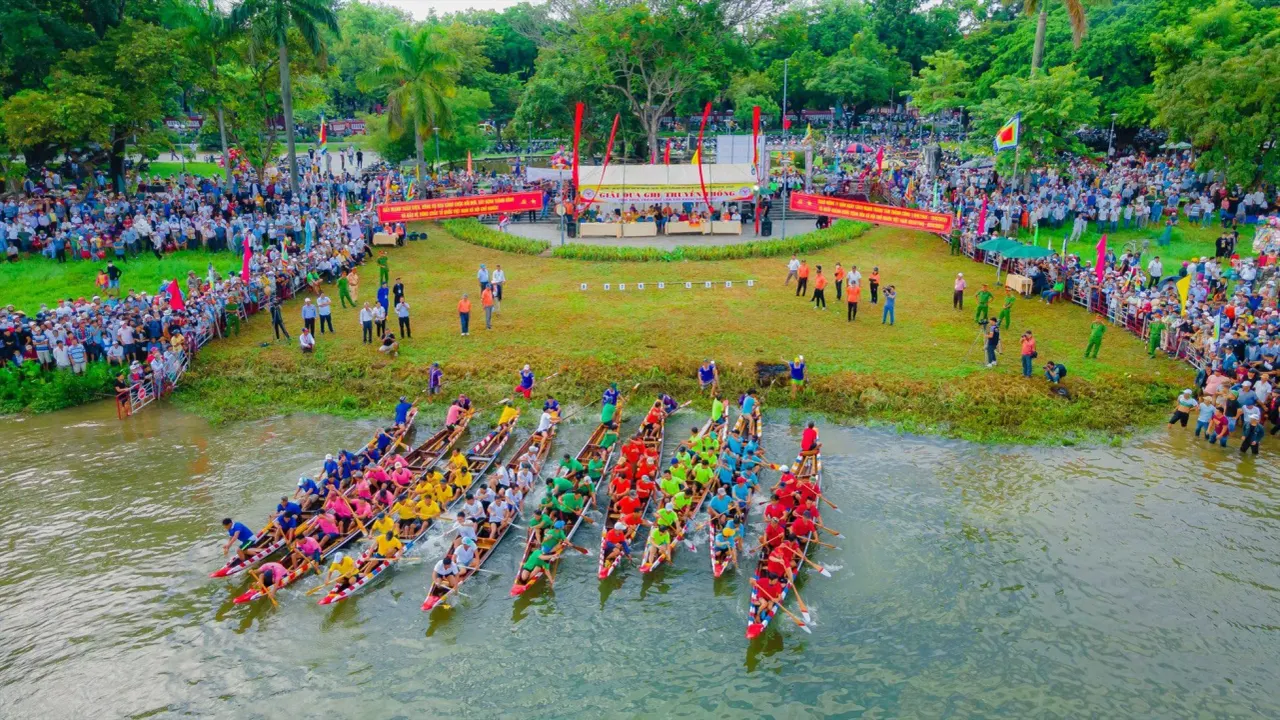 Đua ghe trên sông Hương trong Festival Huế 2026 mùa Thu