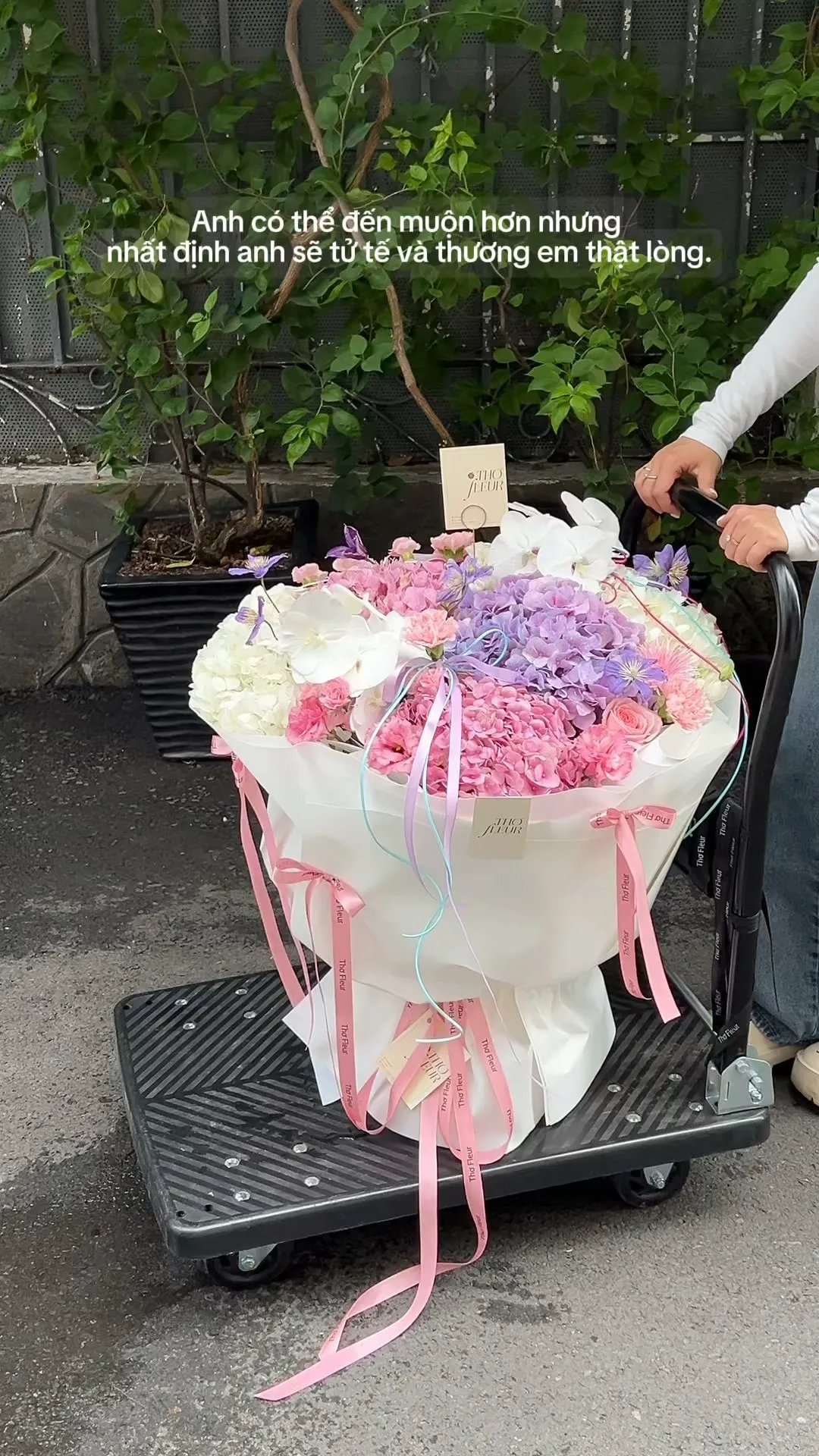 Anh có thể đến muộn hơn nhưng nhất định anh sẽ tử tế và thương em thật lòng.

Item: Flower Bouquet
Photo: For our valued customers
_______
𝐓𝐡𝐨̛ 𝐅𝐥𝐞𝐮𝐫 - 𝐀 𝐒𝐲𝐦𝐛𝐨𝐥 𝐎𝐟 𝐋𝐨𝐯𝐞 
▪️GIẢM 5% KHI CHECKIN TẠI SHOP
▪️79 Hồ Văn Huê, Phường Đức Nhuận, TP Hồ Chí Minh
▪️0798080779
▪Instagram @tho_fleur
▪️Tiktok: @thofleur
#thofleur #hoa_tuoi #florist