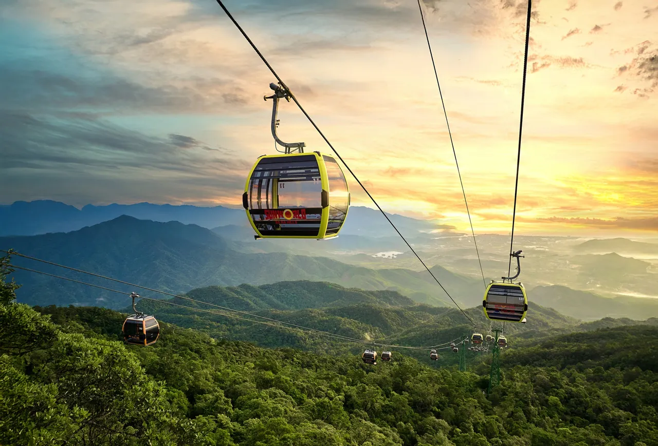 Cáp treo Bà Nà Hills vào buổi sáng sớm