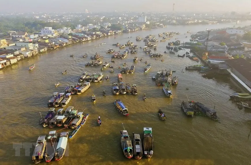 Chợ nổi trên sông Cửu Long vào sáng tháng 10