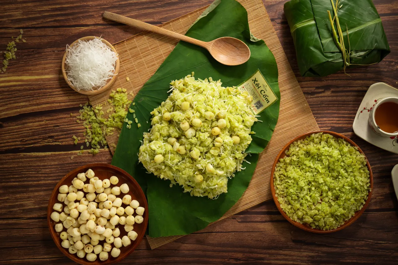 Cốm tươi ăn kèm chuối trứng cuốc và xôi cốm dừa nạo