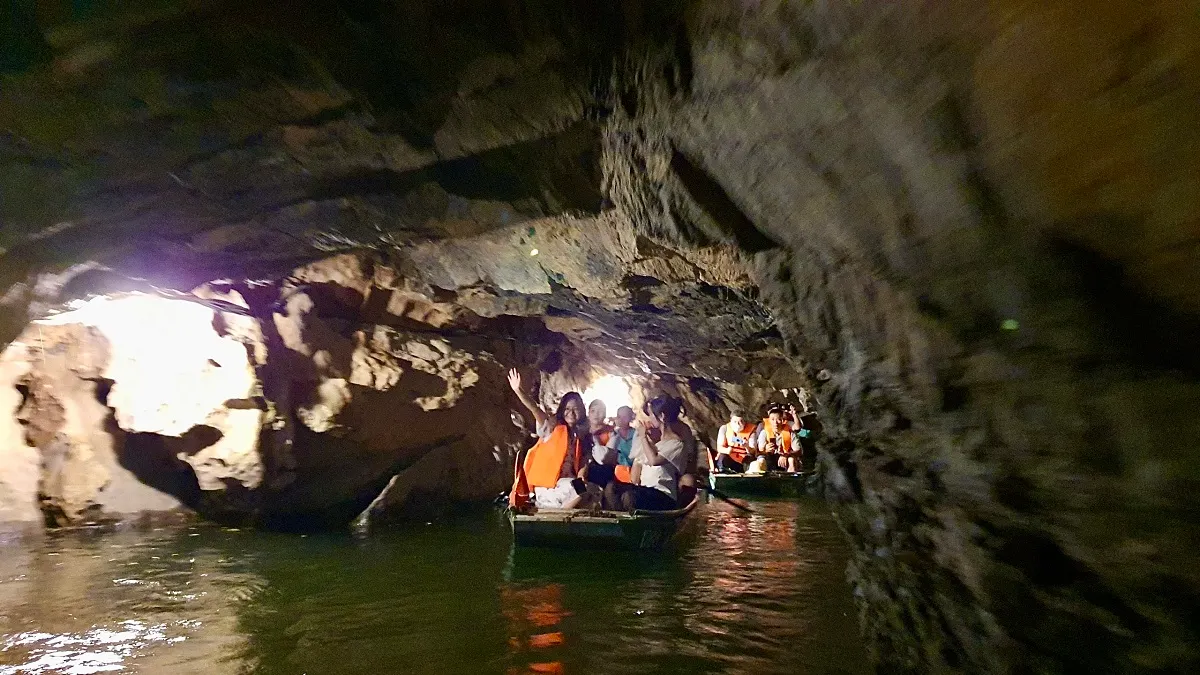 Thuyền tham quan trên dòng sông qua các hang động Tràng An, Ninh Bình