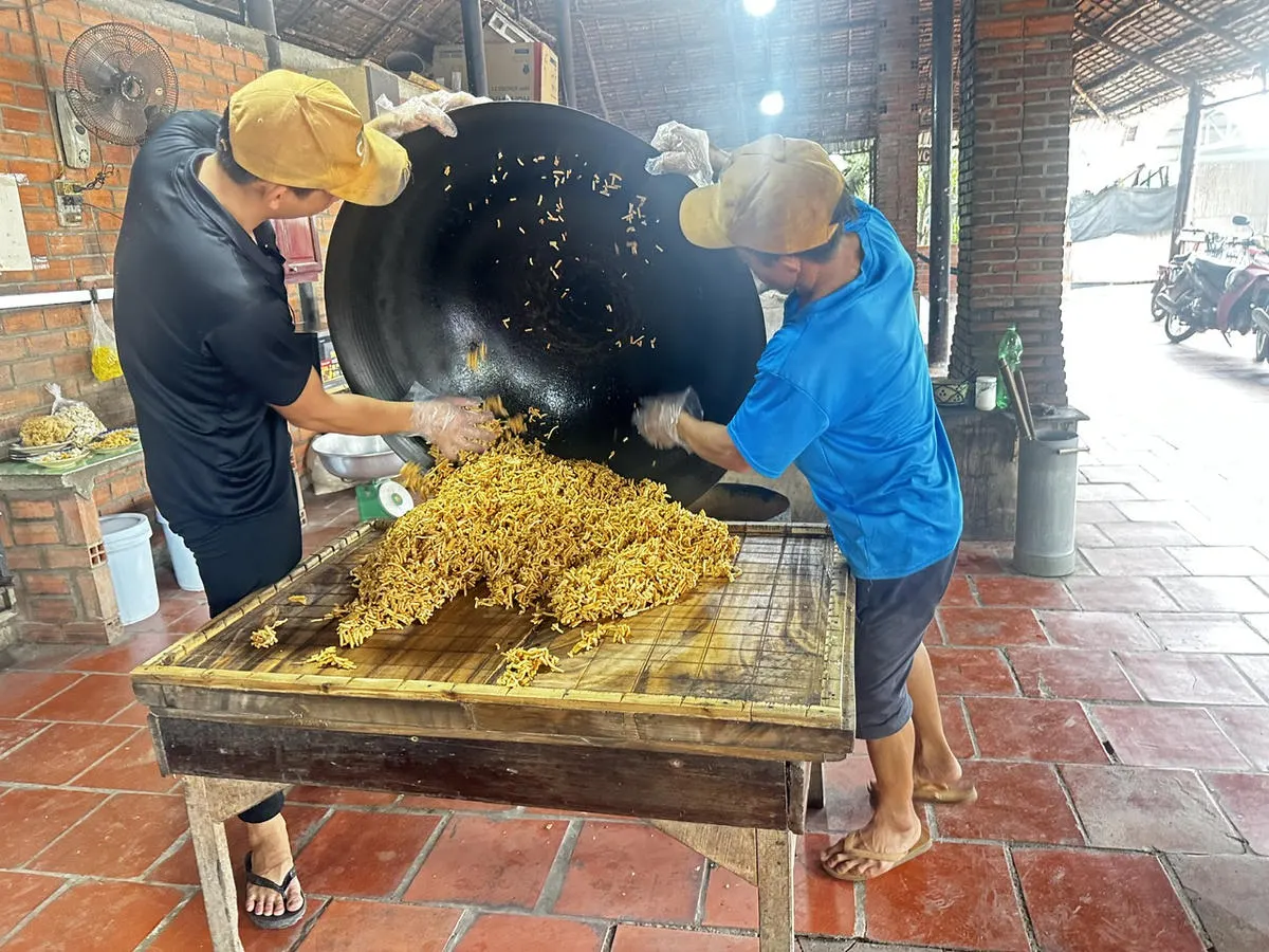 Du khách tham gia làm kẹo truyền thống tại homestay miệt vườn miền Tây