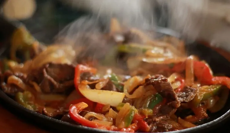 Múc canh nóng từ nồi trong bếp gia đình ngày lạnh