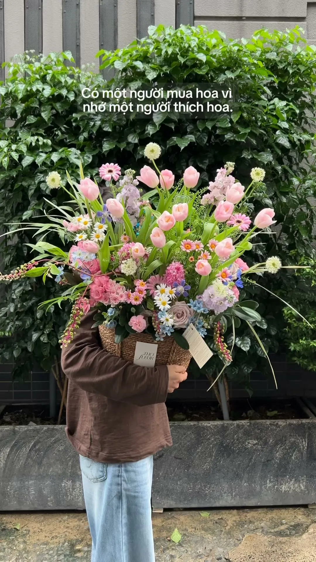 "Có một người mua hoa vì hoa đẹp,
Có một người mua hoa vì nhớ một người thích hoa."

Item: Flower Bag
Photo: For our valued customers
_______
𝐓𝐡𝐨̛ 𝐅𝐥𝐞𝐮𝐫 - 𝐀 𝐒𝐲𝐦𝐛𝐨𝐥 𝐎𝐟 𝐋𝐨𝐯𝐞 
▪️GIẢM 5% KHI CHECKIN TẠI SHOP
▪️79 Hồ Văn Huê, Phường Đức Nhuận, TP Hồ Chí Minh
▪️0798080779
▪Instagram @tho_fleur
▪️Tiktok: @thofleur
#thofleur #shophoa #hoatuoi #florist