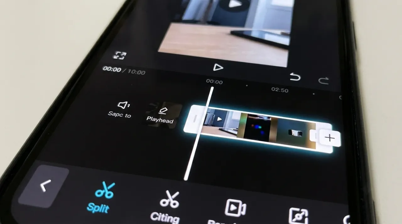 Thanh timeline CapCut với công cụ Tách (Split) được chọn