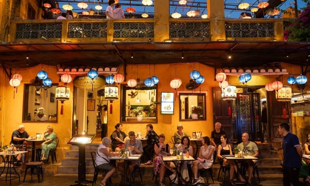 Quán cafe coworking kiểu vintage trong phố cổ Hội An với đèn lồng và tường vàng
