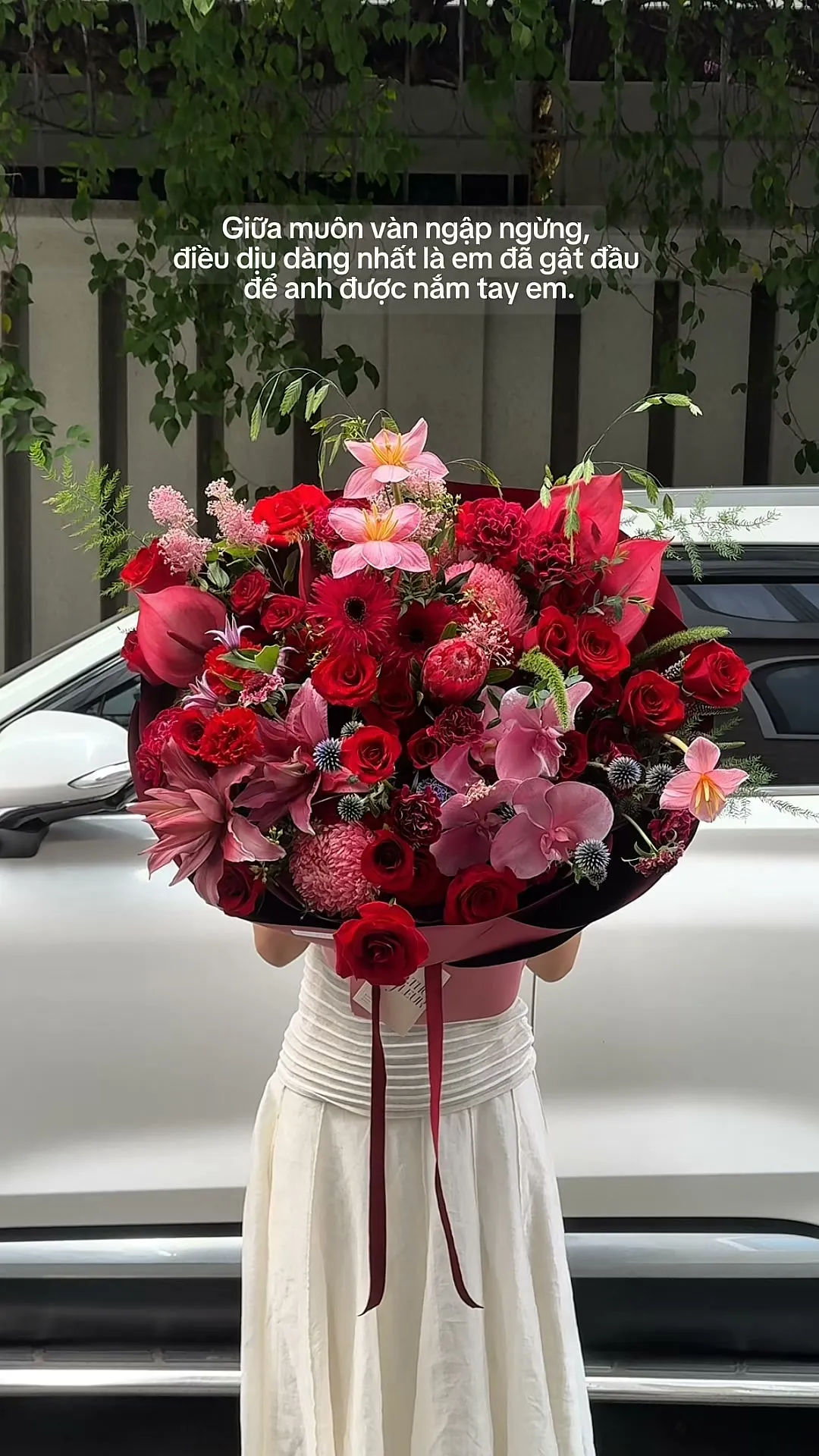 "Giữa muôn vàn ngập ngừng, điều dịu dàng nhất hôm nay là em đã gật đầu để anh được nắm tay em."

Item: Flower Bouquet
Photo: For our valued customers
_______
𝐓𝐡𝐨̛ 𝐅𝐥𝐞𝐮𝐫 - 𝐀 𝐒𝐲𝐦𝐛𝐨𝐥 𝐎𝐟 𝐋𝐨𝐯𝐞 
▪️GIẢM 5% KHI CHECKIN TẠI SHOP
▪️79 Hồ Văn Huê, Phường Đức Nhuận, TP Hồ Chí Minh
▪️0798080779
▪Instagram @tho_fleur
▪️Tiktok: @thofleur
#thofleur #hoa_tuoi #florist
