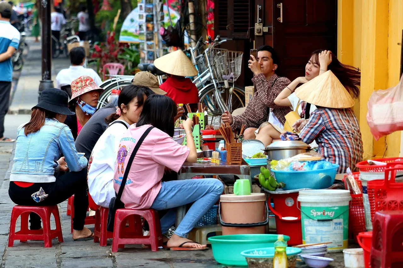 Quang cảnh ẩm thực đường phố Việt Nam vào mùa thu