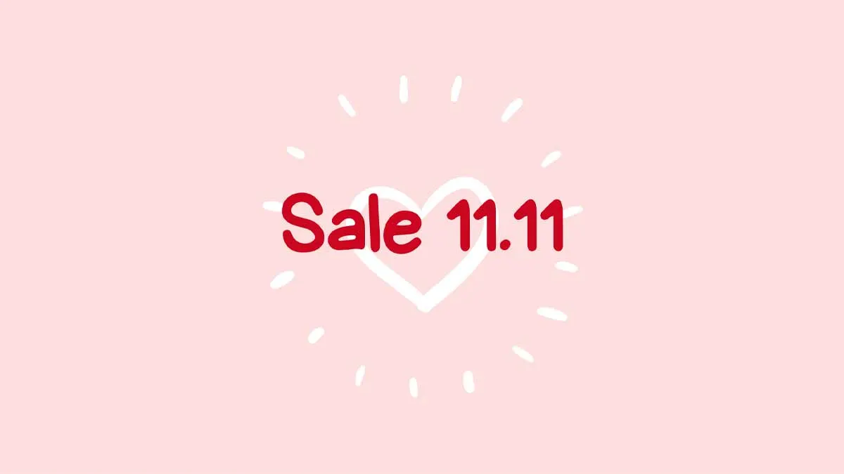 Màn hình điện thoại đếm ngược săn sale 11/11 bên cạnh sổ ghi danh sách mua sắm