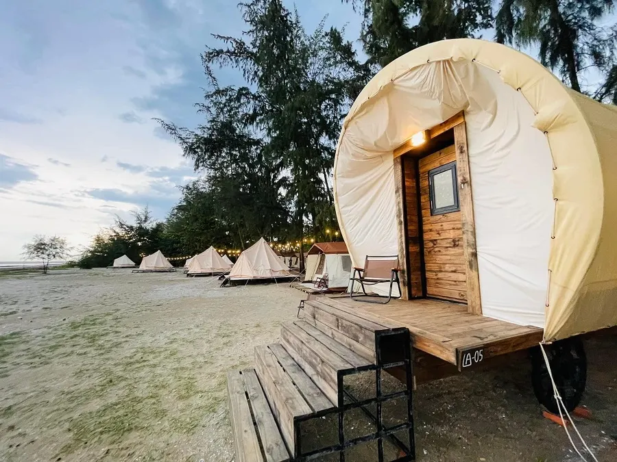 Khu glamping ven sông vùng Cần Giờ với lều và cây dừa