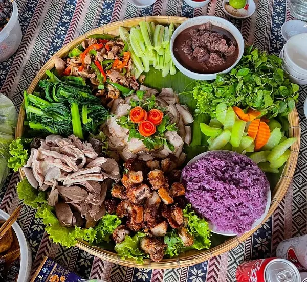Mâm đặc sản Mai Châu gồm cơm lam, thịt nướng, lợn muối chua