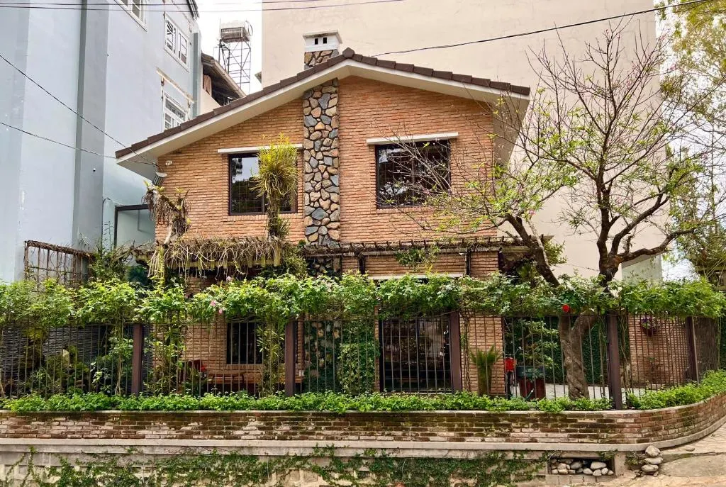 Homestay ấm cúng ở Đà Lạt với cửa sổ lớn nhìn ra rừng thông mù sương