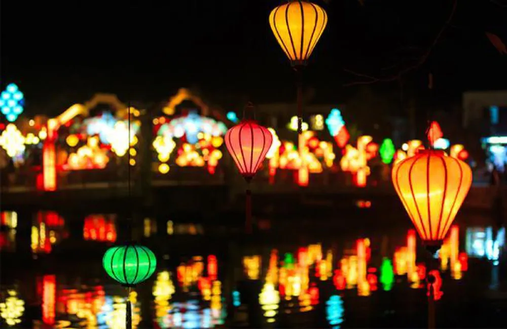 Phố cổ Hội An sau mưa về đêm với đèn lồng