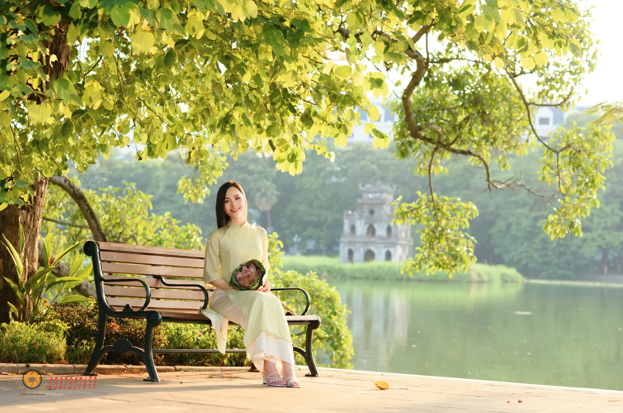 Chụp ảnh street style mùa thu Hà Nội với trang phục tông vàng mustard và be