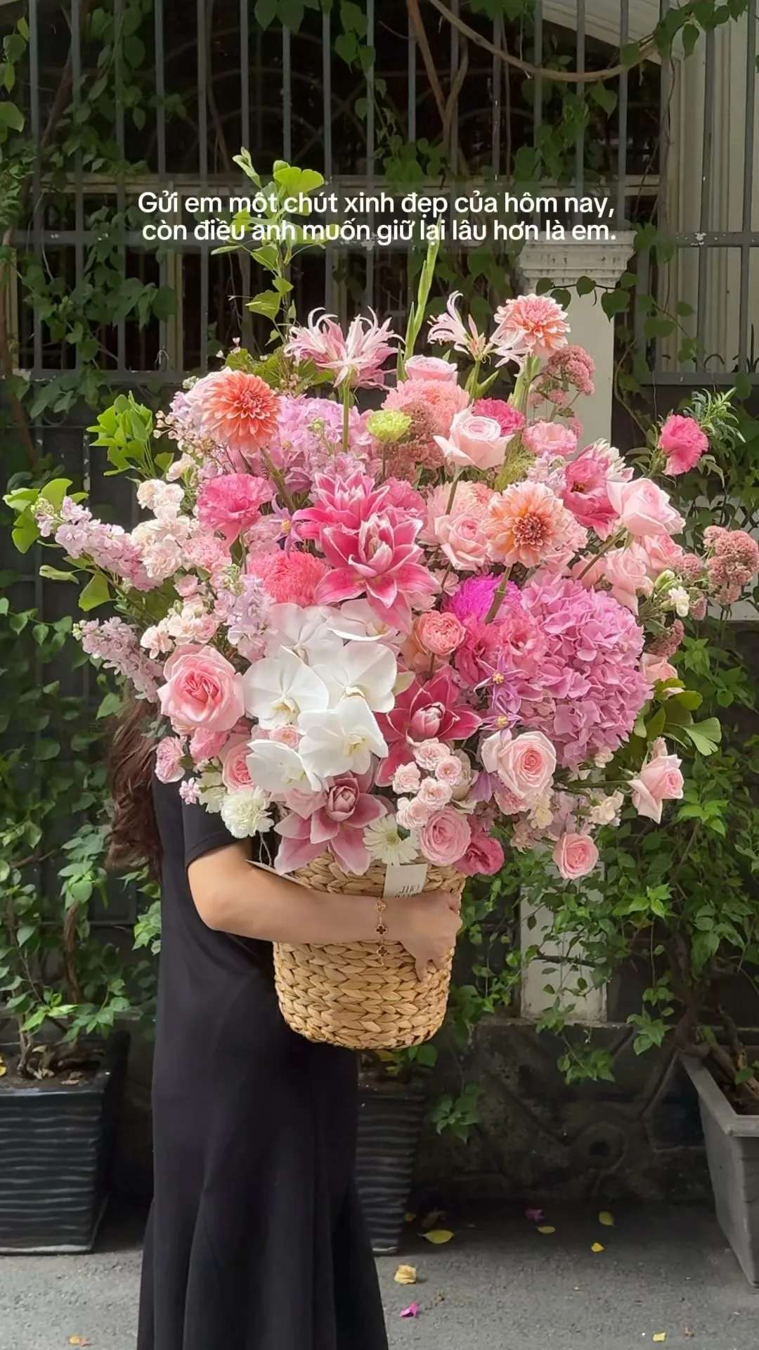 Gửi em một chút xinh đẹp của hôm nay, còn điều anh muốn giữ lại lâu hơn là em.

Item: Flower Bag
Photo: For our valued customers
_______
𝐓𝐡𝐨̛ 𝐅𝐥𝐞𝐮𝐫 - 𝐀 𝐒𝐲𝐦𝐛𝐨𝐥 𝐎𝐟 𝐋𝐨𝐯𝐞 
▪️GIẢM 5% KHI CHECKIN TẠI SHOP
▪️79 Hồ Văn Huê, Phường Đức Nhuận, TP Hồ Chí Minh
▪️0798080779
▪Instagram @tho_fleur
▪️Tiktok: @thofleur
#thofleur #hoa_tuoi #florist