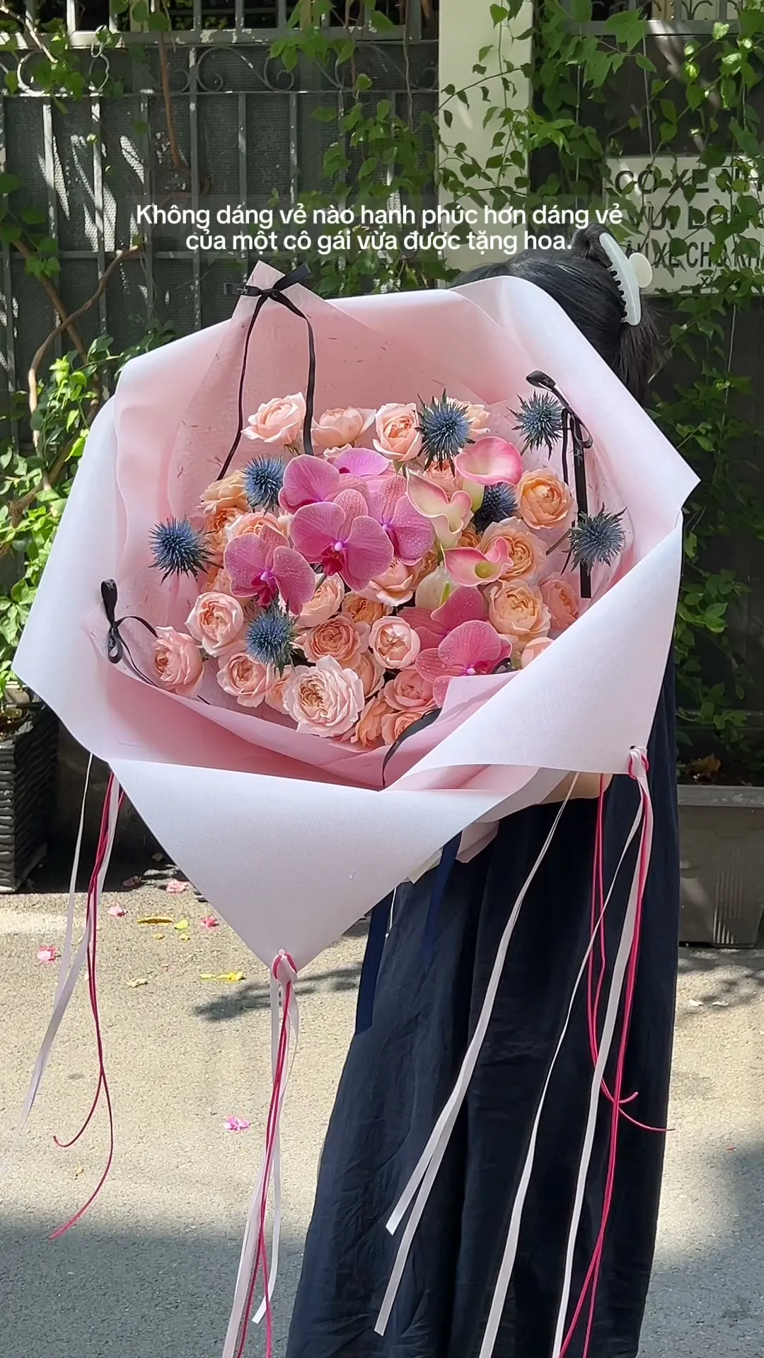 Không ai hạnh phúc hơn một cô gái được tặng hoa.

Item: Flower Bouquet
Photo: For our valued customers
_______
𝐓𝐡𝐨̛ 𝐅𝐥𝐞𝐮𝐫 - 𝐀 𝐒𝐲𝐦𝐛𝐨𝐥 𝐎𝐟 𝐋𝐨𝐯𝐞 
▪️GIẢM 5% KHI CHECKIN TẠI SHOP
▪️79 Hồ Văn Huê, Phường Đức Nhuận, TP Hồ Chí Minh
▪️0798080779
▪Instagram @tho_fleur
▪️Tiktok: @thofleur
#thofleur #hoa_tuoi #florist