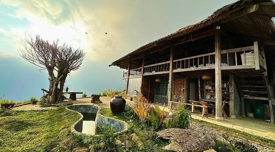Homestay gỗ nhìn ra núi và biển mây ở Tà Xùa