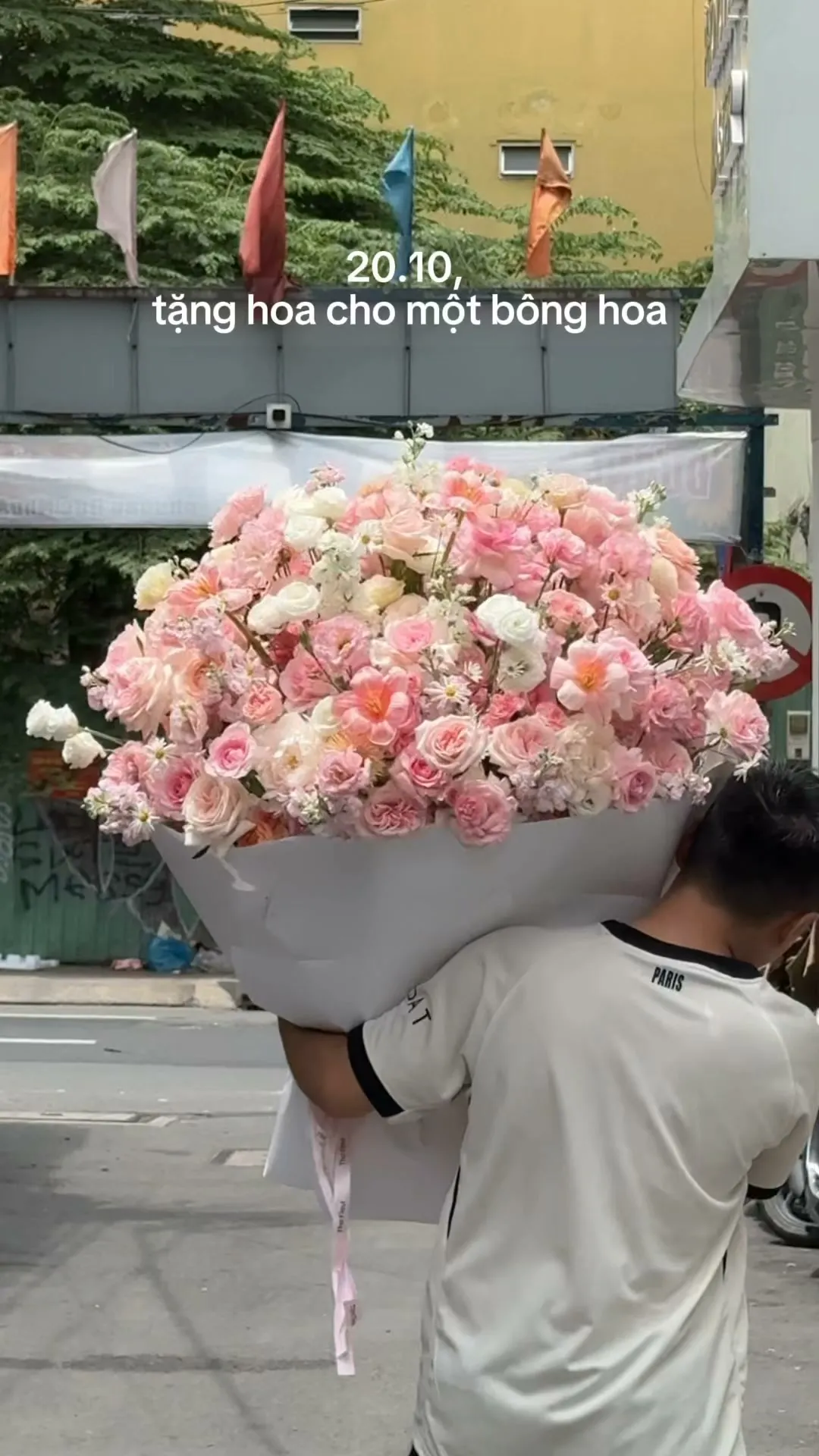20.10, tặng hoa cho một bông hoa 🌷 
_______
𝐓𝐡𝐨̛ 𝐅𝐥𝐞𝐮𝐫 - 𝐀 𝐒𝐲𝐦𝐛𝐨𝐥 𝐎𝐟 𝐋𝐨𝐯𝐞 
▪️GIẢM 5% KHI CHECKIN TẠI SHOP
▪️79 Hồ Văn Huê, Phường Đức Nhuận, TP Hồ Chí Minh
▪️0798080779
▪Instagram @tho_fleur
▪️Tiktok: @thofleur
#thofleur #shophoa #hoatuoi #florist