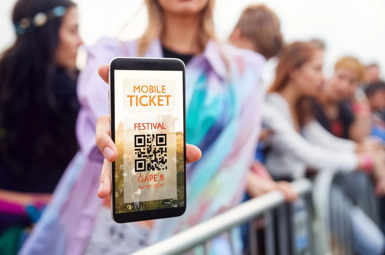 Người xem quét mã QR vé điện thoại ở cổng vào concert
