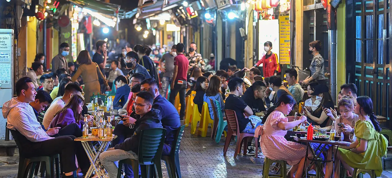 Phố cổ Hà Nội vào giờ vàng với hàng quán ẩm thực đường phố