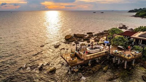 Quán cafe ven biển hiện đại ở Phú Quốc với tầm nhìn đại dương